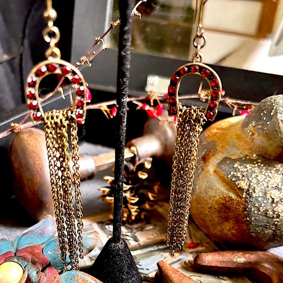 VTG Equestrian Western Antique Gold Dangel Chain Red Crystal Horseshoe Earrings - Picture 4 of 9
